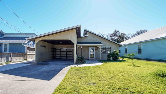 view of front of home featuring a front yard and a carport