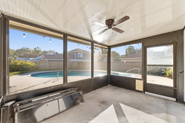 unfurnished sunroom with a wealth of natural light and ceiling fan