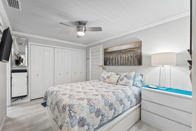 bedroom featuring ceiling fan, a closet, crown molding, and light hardwood / wood-style flooring