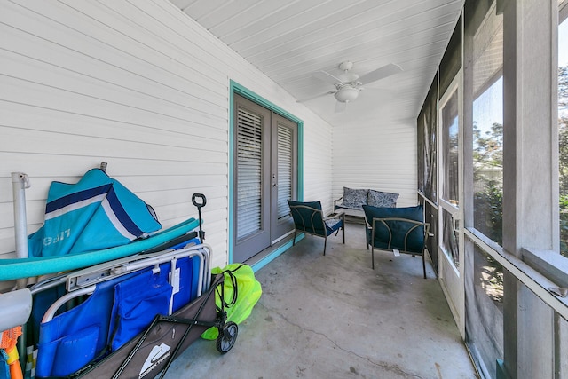 sunroom with ceiling fan