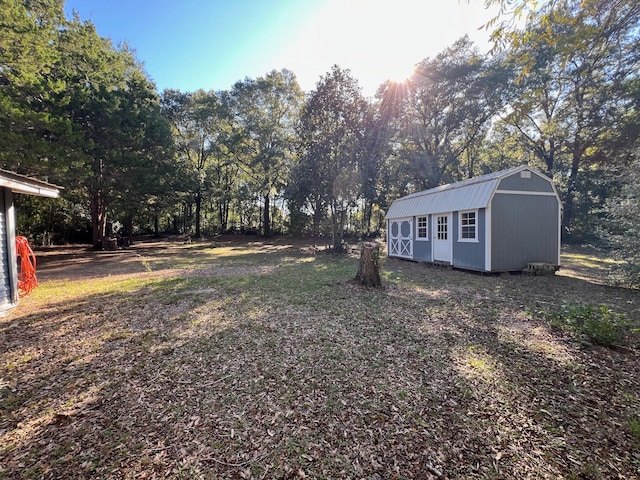 view of yard featuring an outbuilding