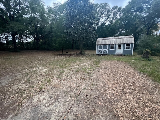 view of yard with a shed