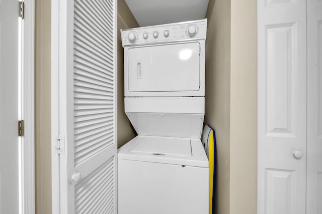 4203 Indian Bayou Trl Unit 11207, Destin, FL 32541 - laundry room featuring stacked washer and clothes dryer