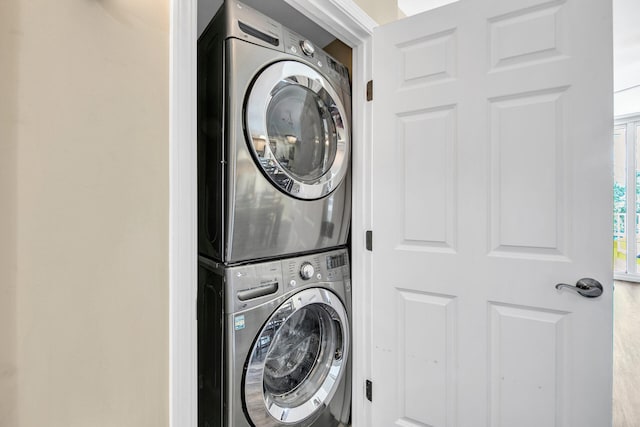 4207 Indian Bayou Trl Unit 2216, Destin, FL 32541 - washroom featuring estacked washer and dryer