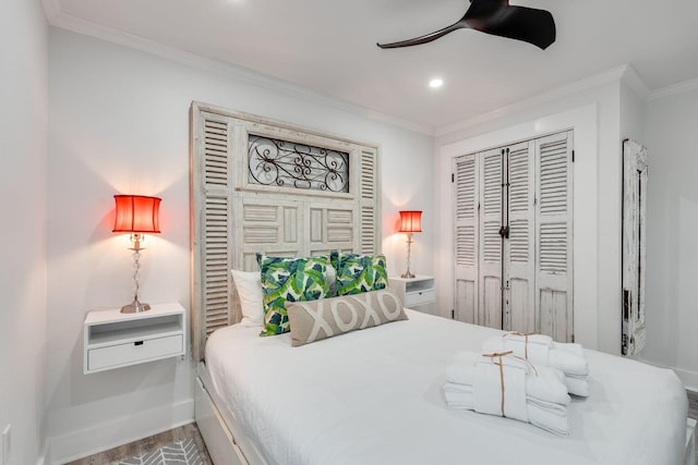 bedroom featuring a closet, ceiling fan, ornamental molding, and hardwood / wood-style flooring