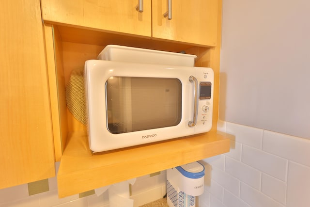 room details featuring tasteful backsplash