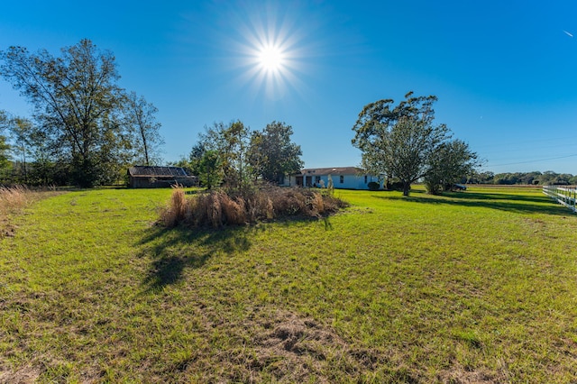 view of yard featuring a rural view