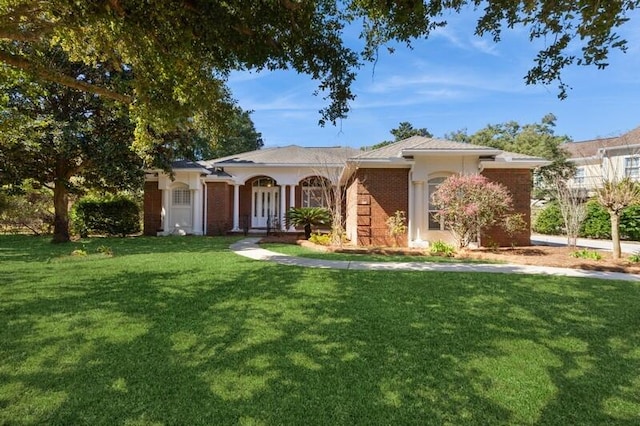 single story home featuring a front lawn