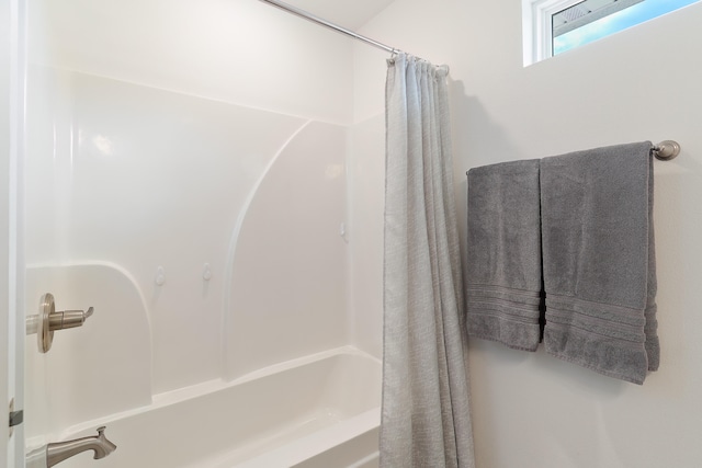 bathroom with shower / bath combo