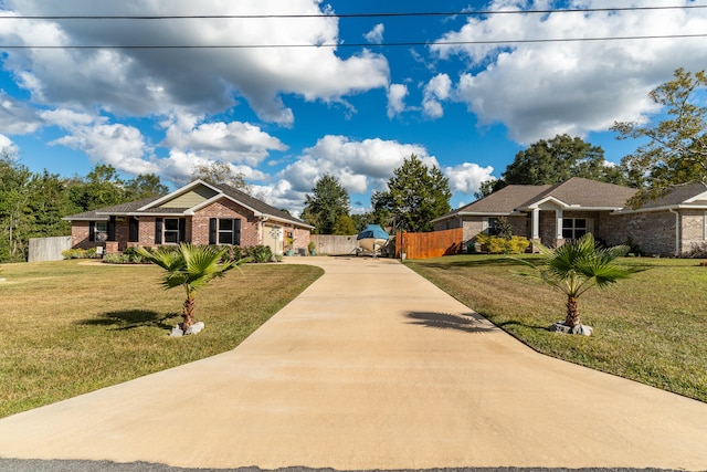 ranch-style home featuring a front lawn