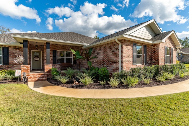 view of front of house featuring a front lawn