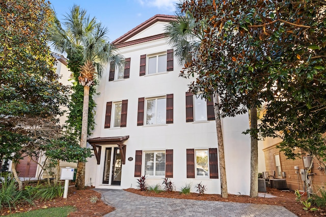 view of front facade featuring central AC unit