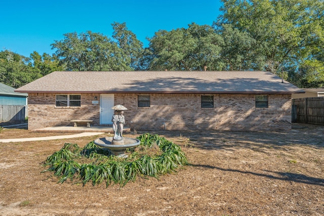 single story home with a front yard