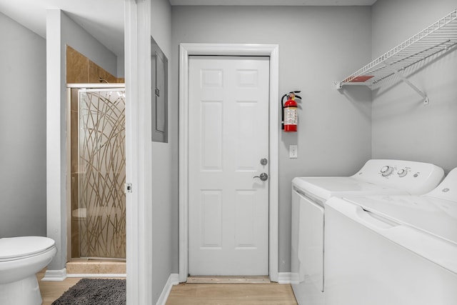 laundry room featuring light wood-type flooring and independent washer and dryer