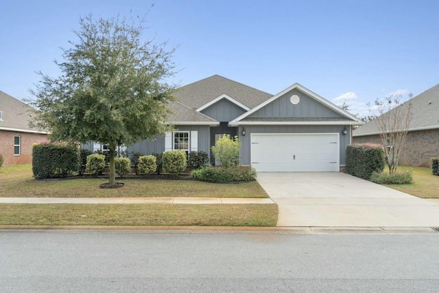 view of front of home featuring a front lawn and a garage