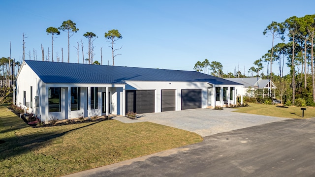 view of front of house featuring a front lawn and a garage