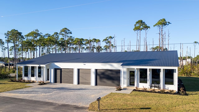 view of front of house featuring a front lawn and a garage