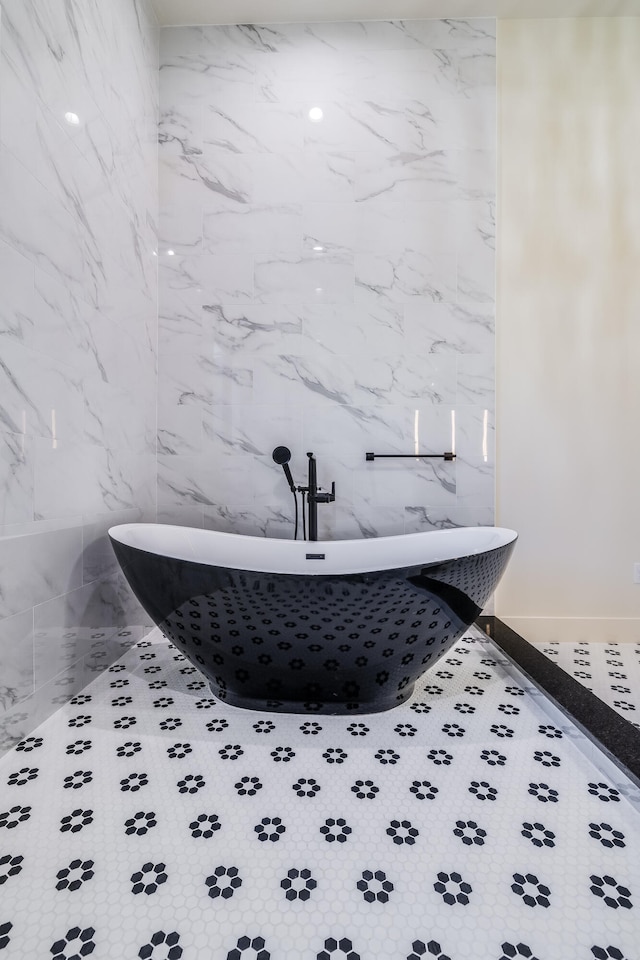 bathroom featuring a bathtub and tile walls