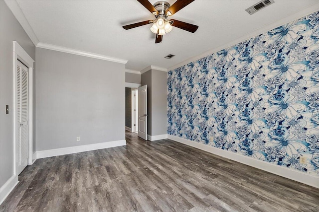 unfurnished room featuring ceiling fan, hardwood / wood-style floors, and ornamental molding