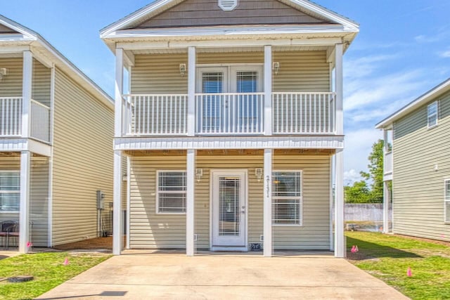 view of front of property featuring a balcony