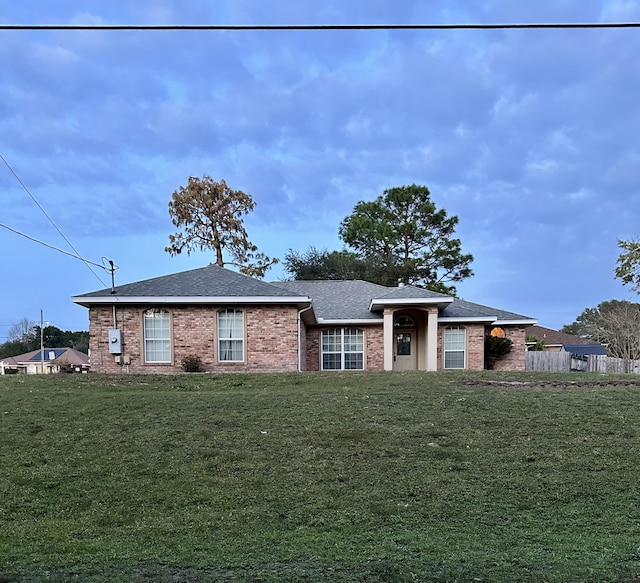 ranch-style house featuring a front yard