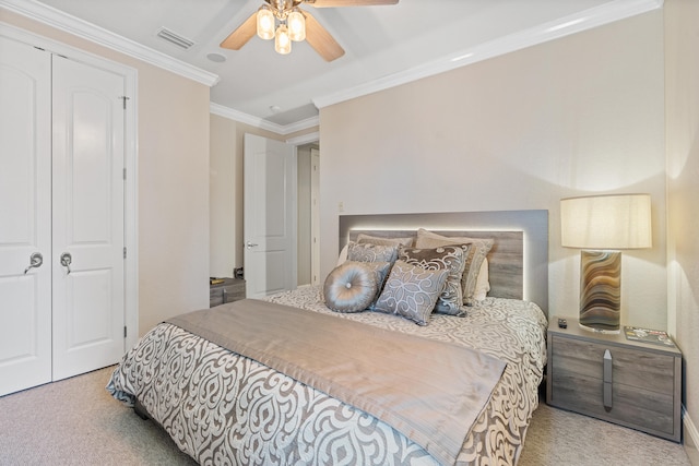 bedroom with ceiling fan, light colored carpet, ornamental molding, and a closet