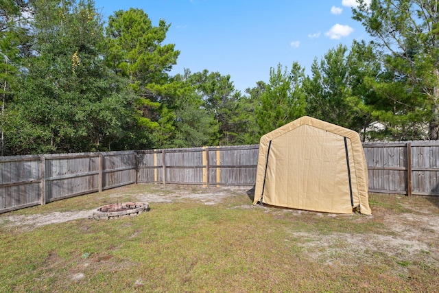 view of yard featuring an outdoor fire pit