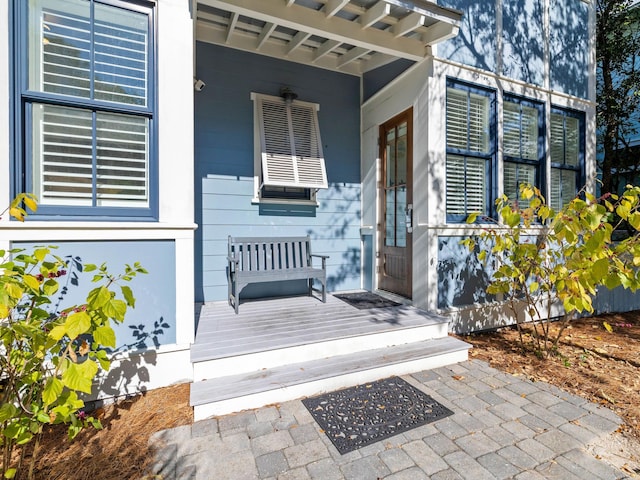 property entrance featuring a porch