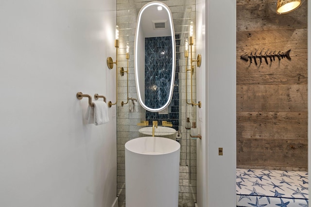 bathroom featuring sink