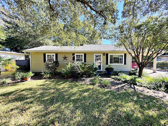 ranch-style house featuring a front yard