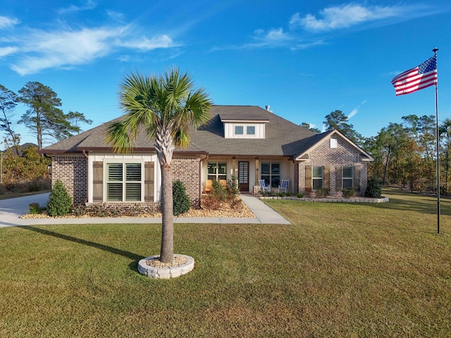 view of front facade featuring a front yard