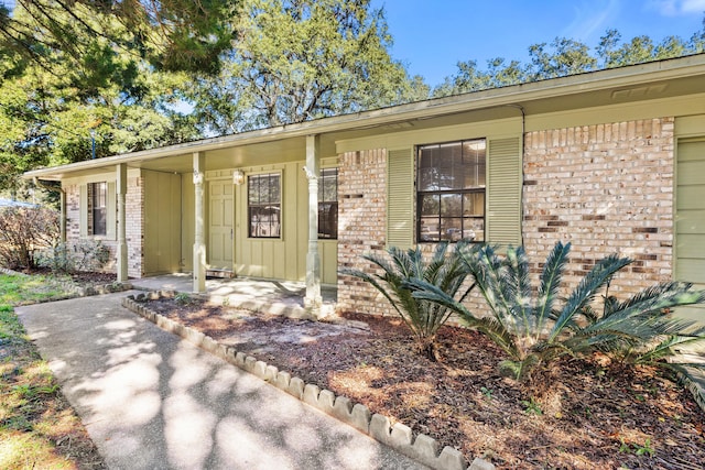 view of front of property featuring a porch