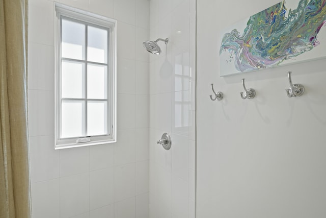 bathroom with plenty of natural light and tiled shower