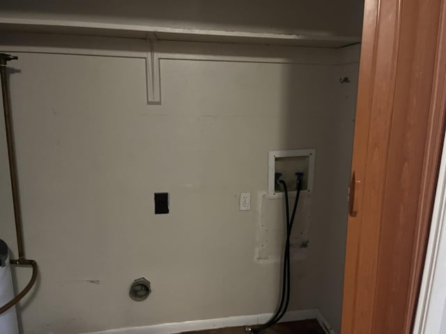 clothes washing area with washer hookup