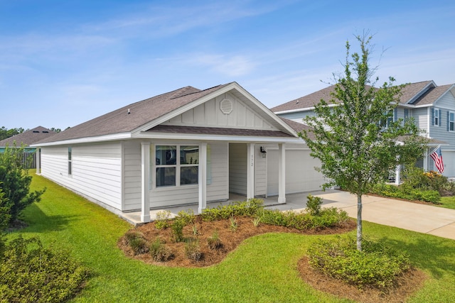 view of front of house featuring a garage and a front yard