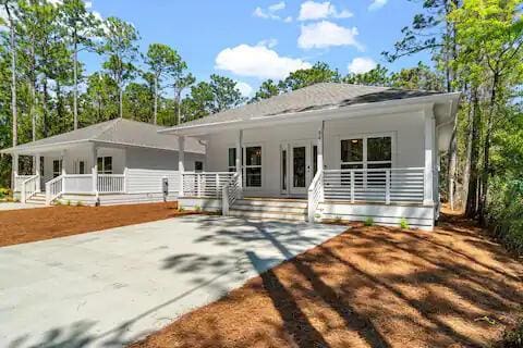 84 N 4th St, Santa Rosa Beach, FL 32459 - view of front of home featuring a porch