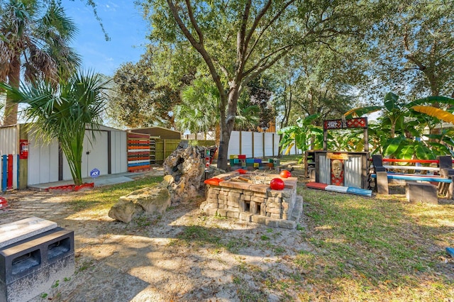 view of yard with an outbuilding