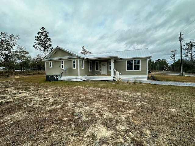 view of front of property featuring a front lawn and covered porch