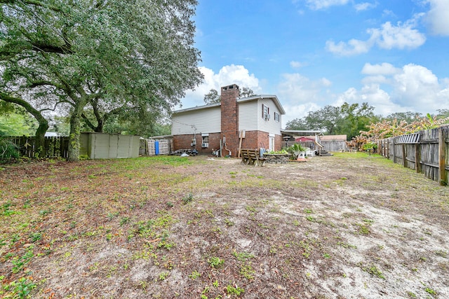 view of yard featuring a storage unit