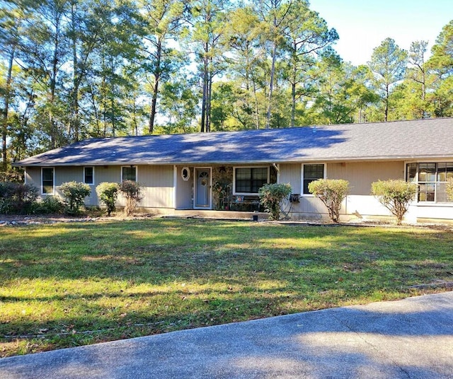 ranch-style home featuring a front lawn