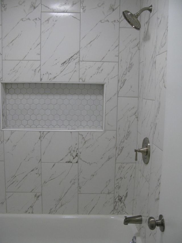 bathroom featuring tiled shower / bath combo