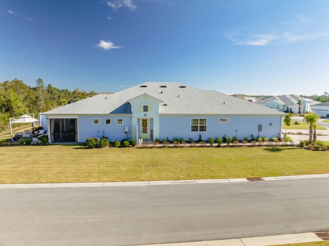 view of front of property with a front yard