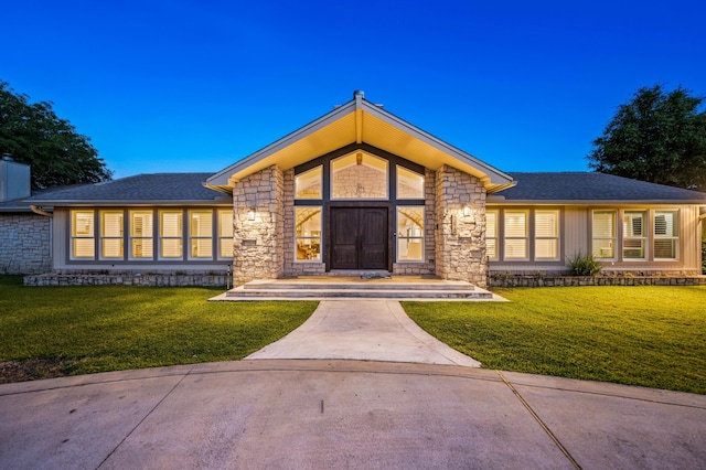 view of front of house featuring a front lawn