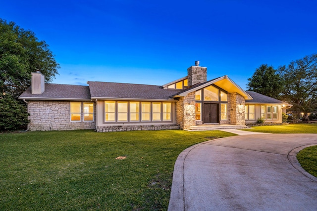 view of front facade featuring a lawn