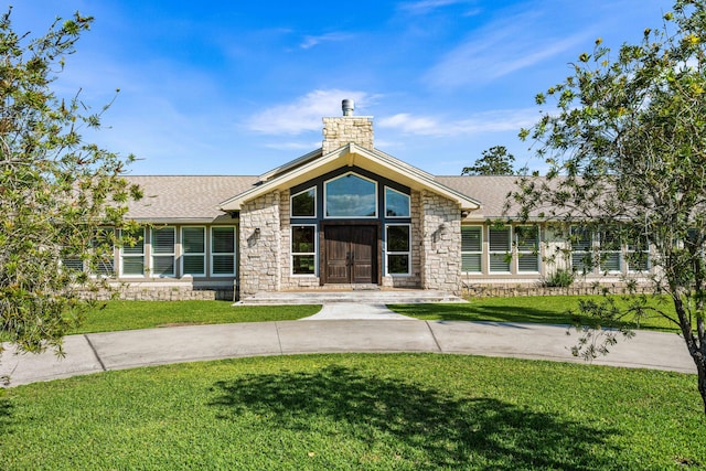 view of front facade with a front lawn