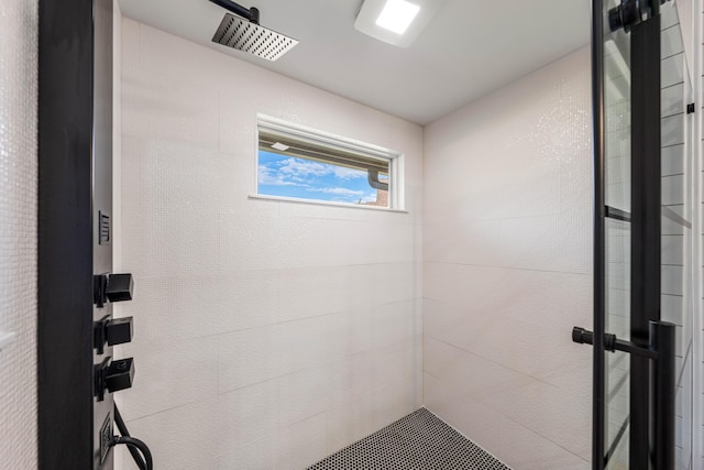 bathroom featuring a tile shower