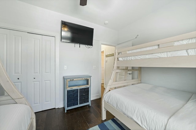 bedroom with dark hardwood / wood-style floors, ceiling fan, and a closet