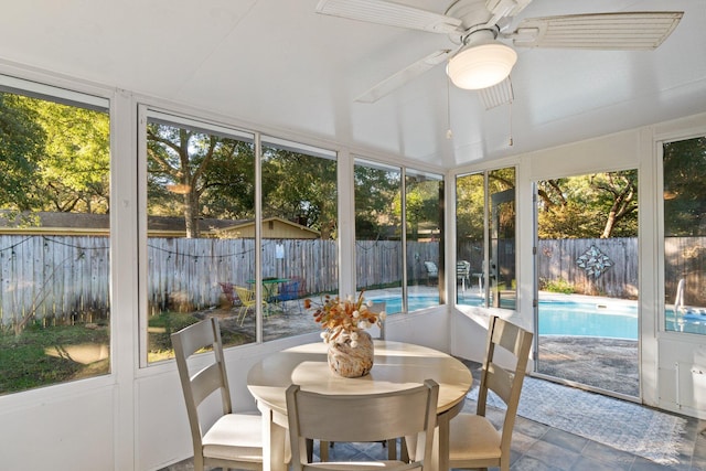 sunroom with ceiling fan