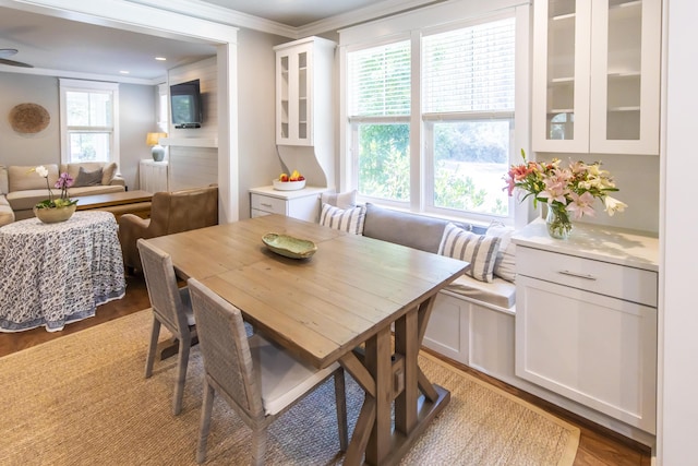 dining area featuring light hardwood / wood-style floors and ornamental molding