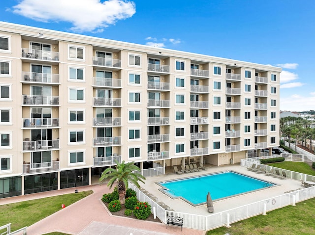 view of swimming pool